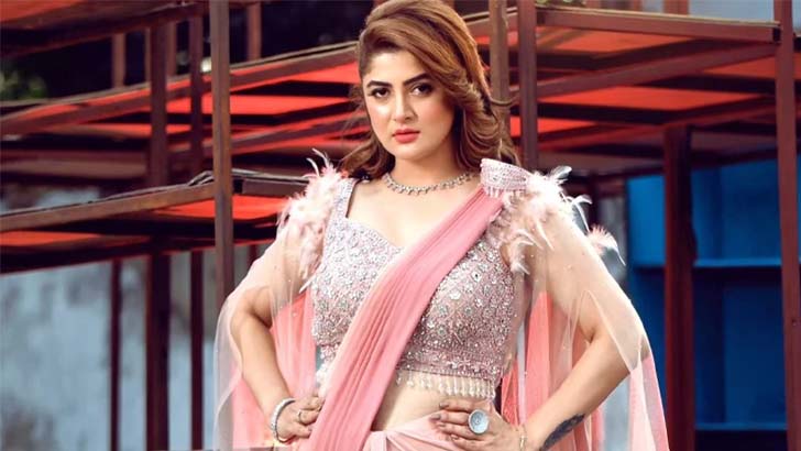 পুরুষের সঙ্গে ছবি তুললেই কি প্রেম হয়ে যায়, প্রশ্ন শ্রাবন্তীর