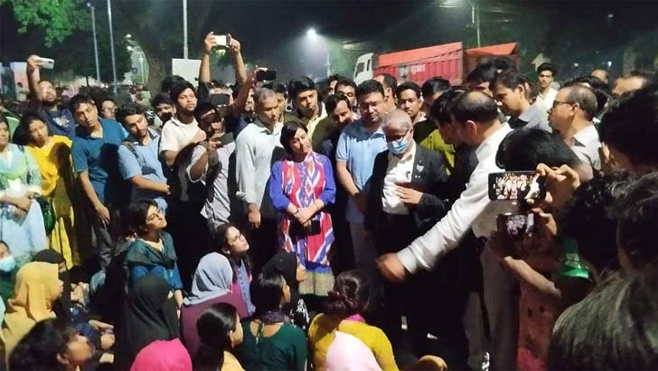 ঢাবি উপাচার্যকে বাসভবনের সামনে আটকে রাখেন ছাত্রীরা