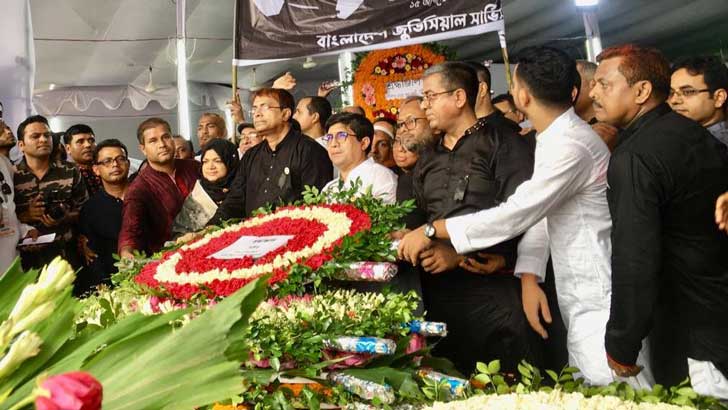 বঙ্গবন্ধুর প্রতিকৃতিতে আইন সচিবের শ্রদ্ধা