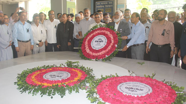 জাতির পিতার প্রতিকৃতিতে এলজিইডির শ্রদ্ধাঞ্জলি