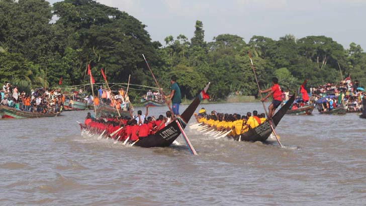 নবাবগঞ্জে ইছামতি নদীতে নৌকাবাইচ অনুষ্ঠিত