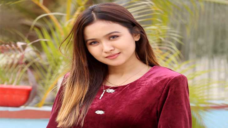 অভিনেত্রী চমক নিষিদ্ধ