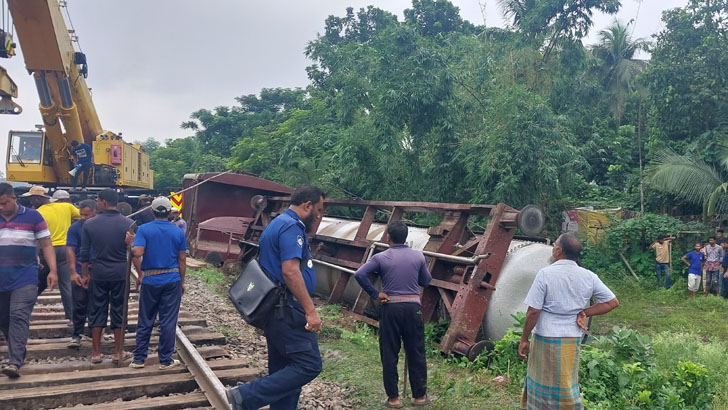 যশোরে তেলবাহী ট্যাংকার লাইনচ্যুত, রেল যোগাযোগ বন্ধ