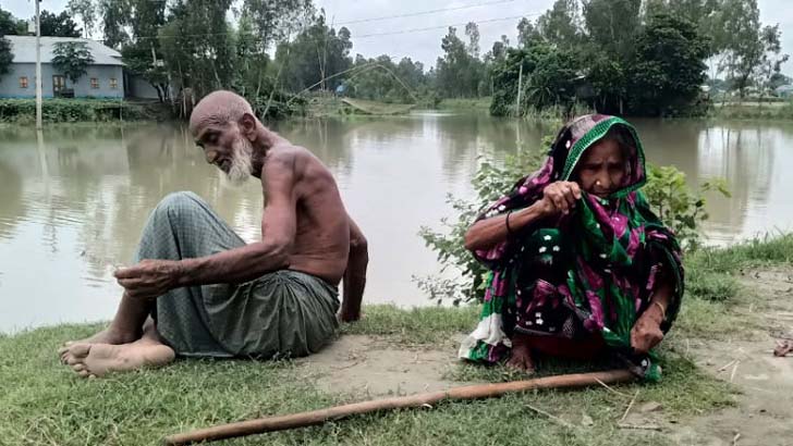 ৫ ছেলের ঘরে ঠাঁই হয়নি, কবরস্থানের পাশে পড়ে আছেন বৃদ্ধ বাবা-মা