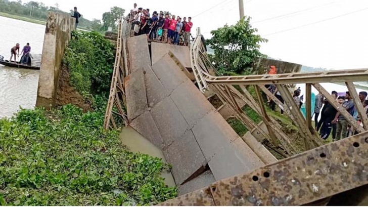 দিনে ঘটল দুর্ঘটনা রাতে সওজ টানাল সতর্ক সাইনবোর্ড