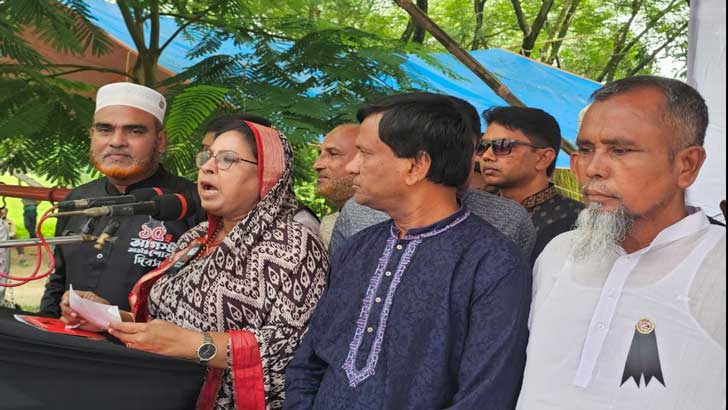 শেখ হাসিনার কাছ থেকেই গণতন্ত্র শিখতে হবে: চুমকি