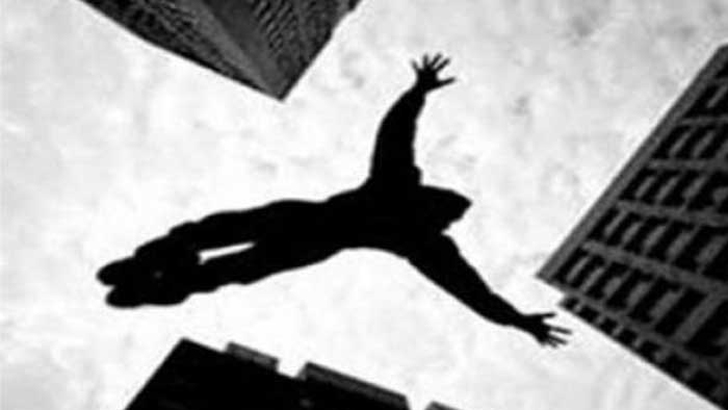 নিয়োগ পরীক্ষায় ধরা খেয়ে তিন তলা থেকে লাফ