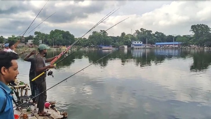 বড়শি প্রতিযোগিতার নামে চলছে ‘জুয়ার আসর’