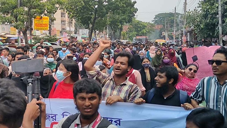 নীলক্ষেতে সাত কলেজের শিক্ষার্থীদের অবরোধ, পুলিশ মোতায়েন