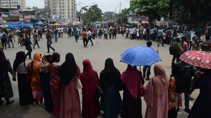 নীলক্ষেতে সাত কলেজের শিক্ষার্থীদের অবরোধ, অসুস্থ হয়ে হাসপাতালে ৭