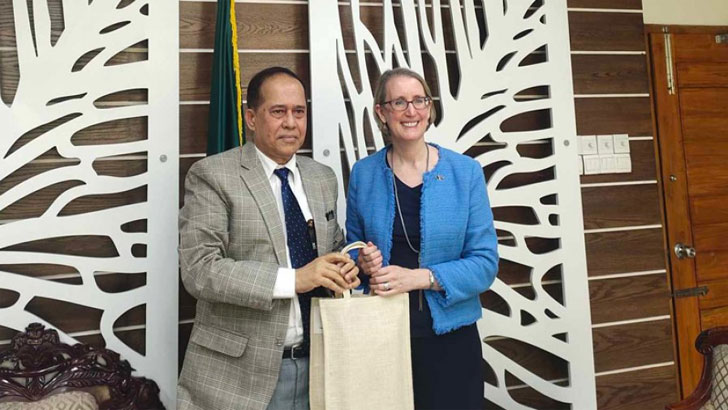 নির্বাচনে সাংবাদিকদের মোটরসাইকেল ব্যবহার নিয়ে যে ইঙ্গিত সিইসির