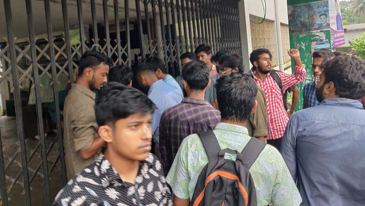 পবিপ্রবিতে শিক্ষার্থীদের পরীক্ষার হলে ঢুকতে ছাত্রলীগের বাধা
