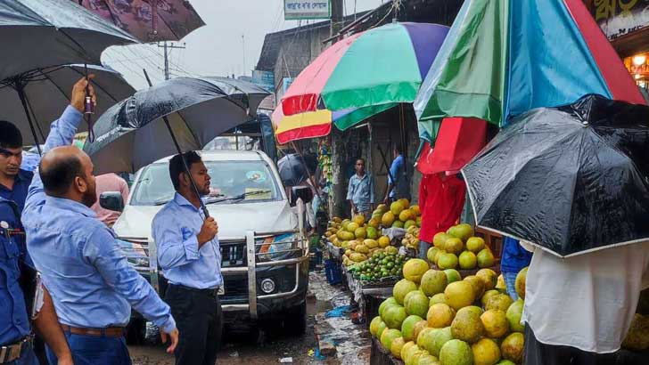 সড়ক দখল করায় জরিমানা