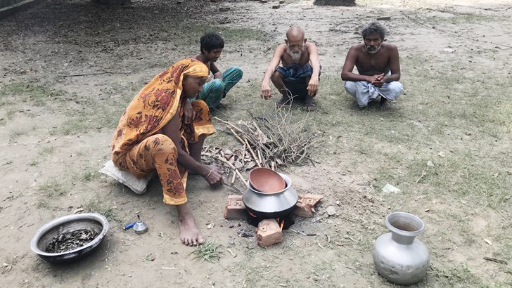 খোলা আকাশের নিচে প্রতিবন্ধী ছেলে নাতী ও স্বামীকে নিয়ে বৃদ্ধ আছিয়ার বসবাস