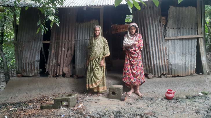 প্রতিবন্ধী মেয়েকে নিয়ে ভিক্ষায় চলে বিধবা মায়ের সংসার