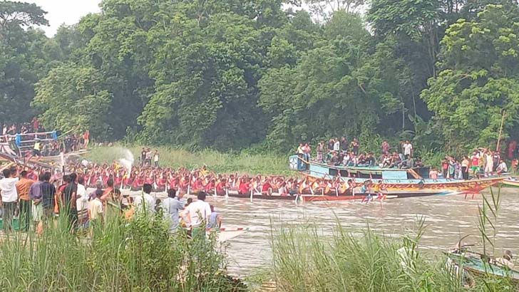 নবাবগঞ্জের ইছামতি নদীতে নৌকাবাইচ অনুষ্ঠিত