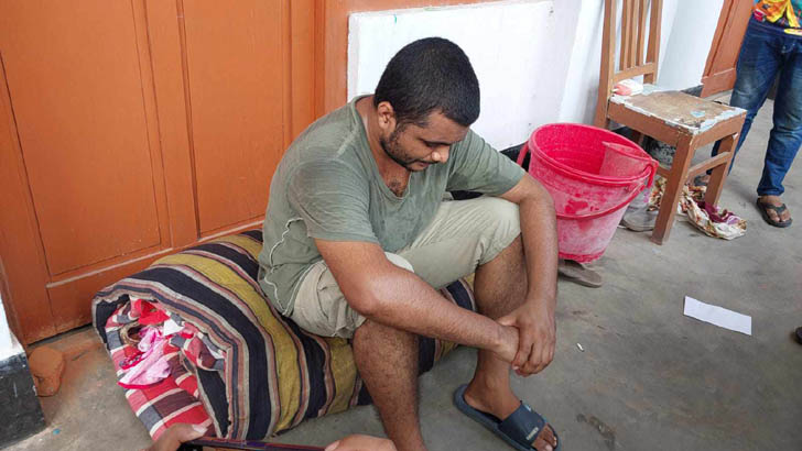 রাবির হল থেকে বৈধ শিক্ষার্থীকে নামিয়ে দিল ছাত্রলীগ