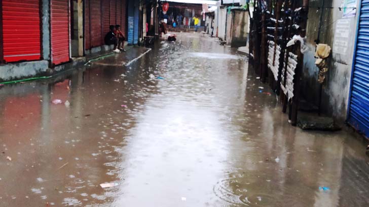 বৃষ্টি হলেই তলিয়ে যায় ডেমরার নিম্নাঞ্চল