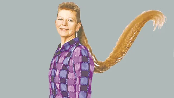 ৫ ফুট ৮ ইঞ্চি লম্বা চুল— কে এই নারী