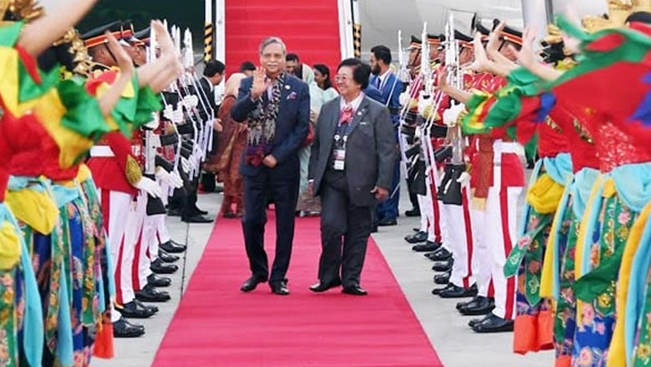 রাষ্ট্রপতি সাহাবুদ্দিনকে জাকার্তায় লাল গালিচা অভ্যর্থনা