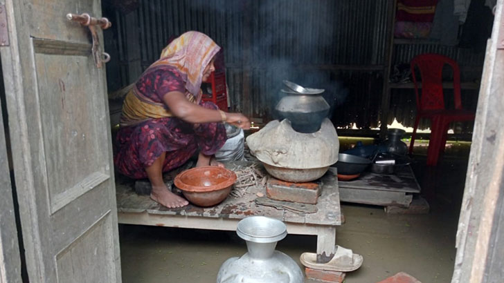 পানি কমছে, দুর্ভোগ বাড়ছে