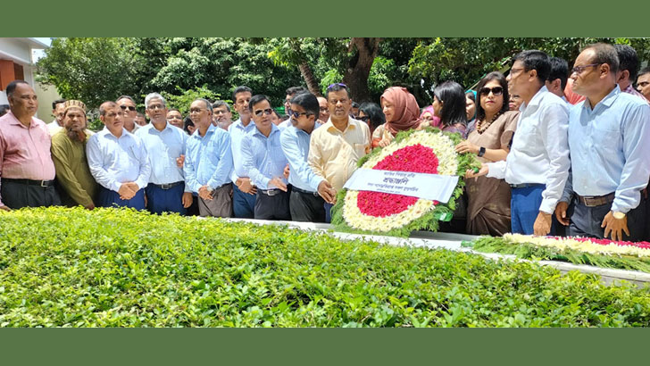 বঙ্গবন্ধুর সমাধিতে পদোন্নতিপ্রাপ্ত ২২১ যুগ্মসচিবের শ্রদ্ধা