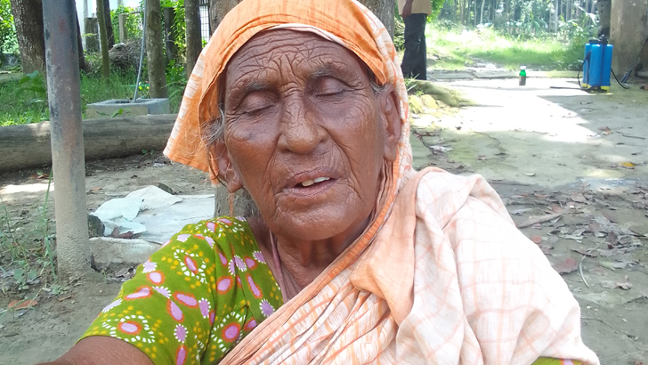 ৬ সন্তান থাকার পরও ভিক্ষা করছেন অন্ধ বৃদ্ধা