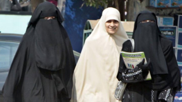 মিসর স্কুলে নেকাব নিষিদ্ধ করল