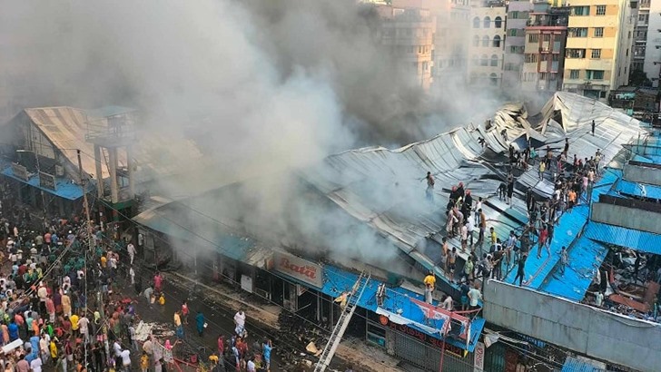 কৃষি মার্কেটের আগুন নিয়ন্ত্রণে এবার যোগ দিয়েছে র‌্যাব পুলিশ ও বিজিবি