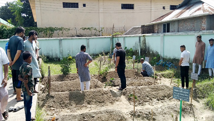 স্ত্রীর পাশেই চিরনিদ্রায় পরিচালক সোহানুর রহমান