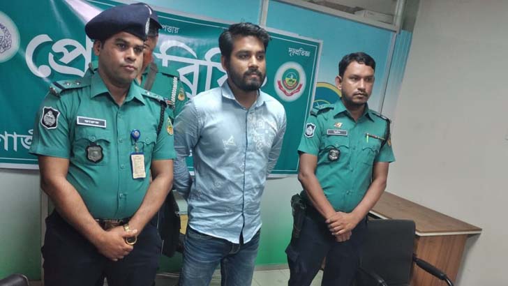 বিদেশি পিস্তল গুলিসহ ২১ মামলার আসামি ছাত্রলীগ নেতা গ্রেফতার