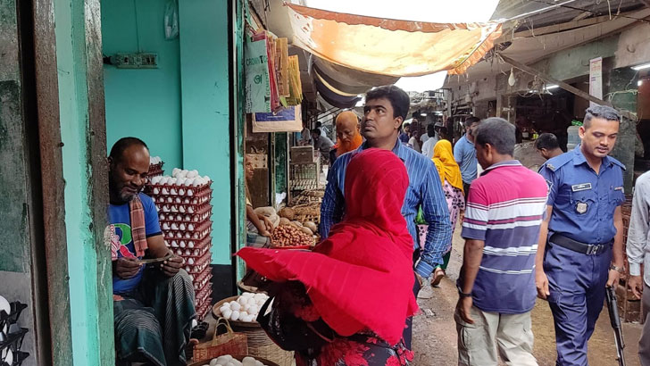 বেশি দামে ডিম ও পেঁয়াজ বিক্রি, ৬ প্রতিষ্ঠানকে জরিমানা