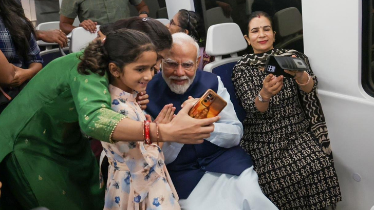 মেট্রোরেলে চড়ে যাত্রীদের সঙ্গে সেলফি তুললেন মোদি
