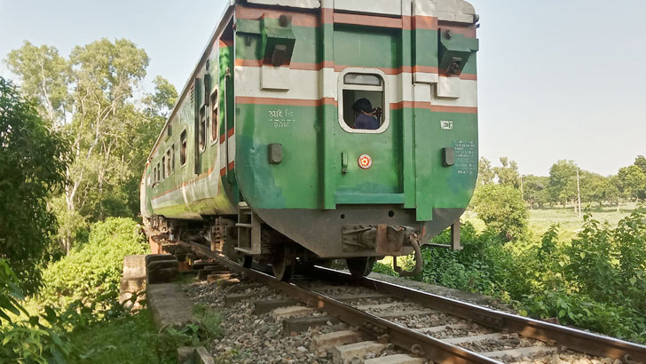 তাপে বেঁকে গেল রেললাইন