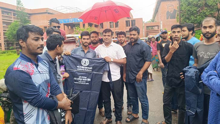 রিকশাচালকদের রেইনকোট দিল জাবি ছাত্রলীগ
