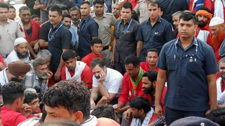 স্টেশনে হঠাৎ কুলিবেশে রাহুল গান্ধী