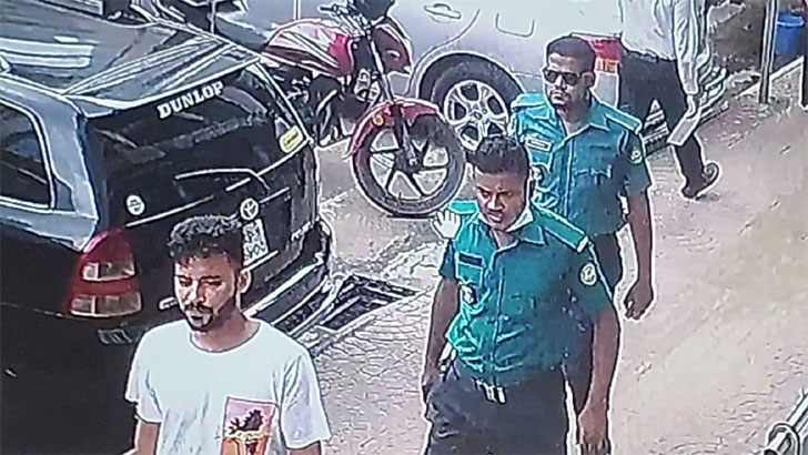 পল্টনে ব্যাংকে ঢুকে ছিনতাই, দুই পুলিশসহ গ্রেফতার ৫