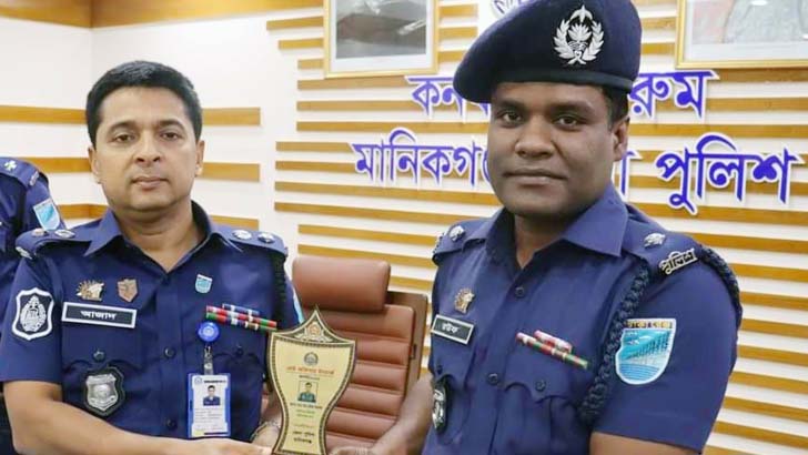 ১৫তম বারের মতো শ্রেষ্ঠ ওসি মানিকগঞ্জ সদরের আ. রউফ