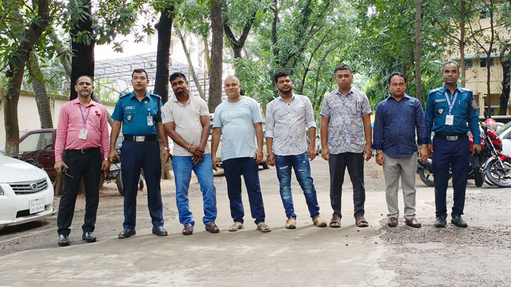 রোগী বেশে ভারত থেকে মাদক এনে দেশে বিক্রি