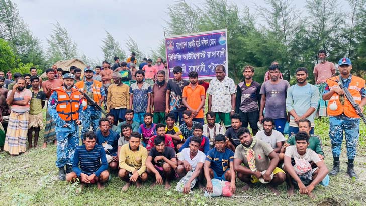 সাগরে ভাসতে থাকা ২৯ মাঝিমাল্লাকে উদ্ধার করল কোস্টগার্ড