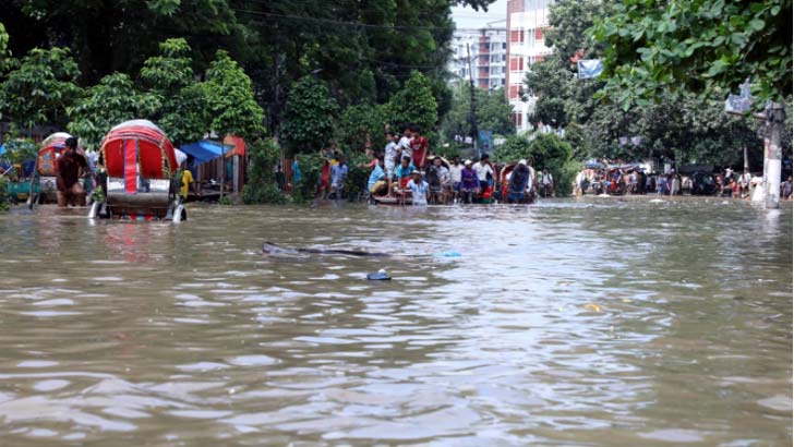 নিউমার্কেটে আজ দুপুরেও হাঁটুপানি