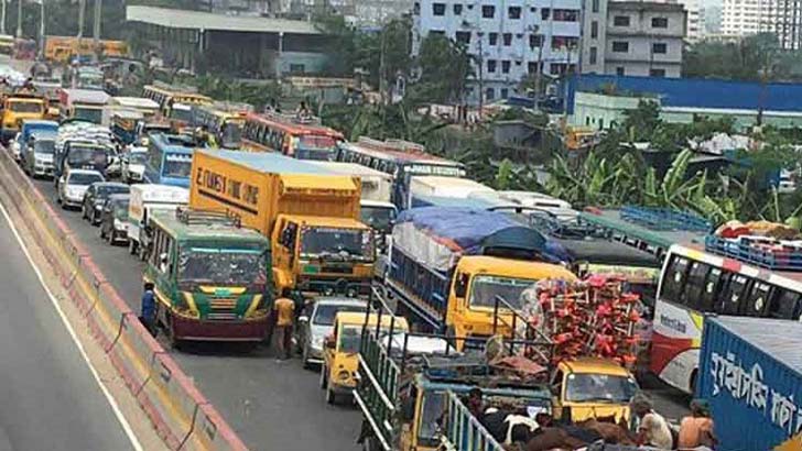 দুর্ঘটনায় নিহত ১, ঢাকা-চট্টগ্রাম মহাসড়কের ১০ কিমি এলাকাজুড়ে যানজট