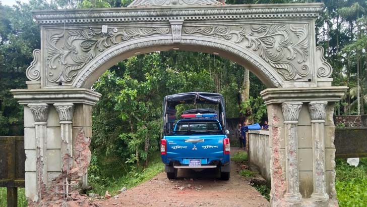 গুলি করে প্রবাসীর গেট ভাঙার অভিযোগ, পুলিশ মোতায়েন