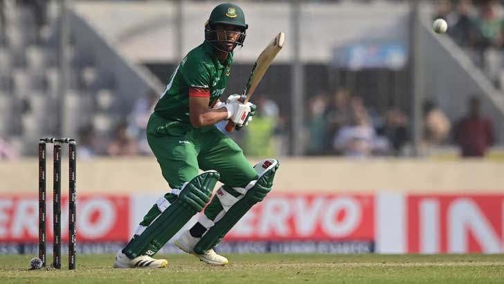 মাহমুদউল্লাহ আউট হতেই বাড়ি ফেরার পথ ধরলেন দর্শক