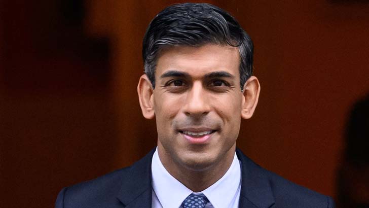 সিগারেট নিষিদ্ধ করবেন ঋষি সুনাক!