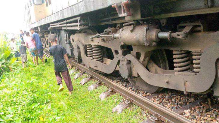 নেত্রকোনায় ট্রেনের ইঞ্জিন লাইনচ্যুত, রেল যোগাযোগ বন্ধ