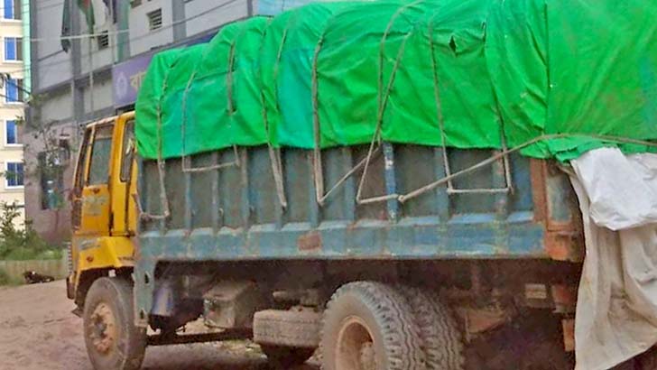 চট্টগ্রামে ২০ টন সরকারি গম আত্মসাতের সময় ট্রাকসহ আটক