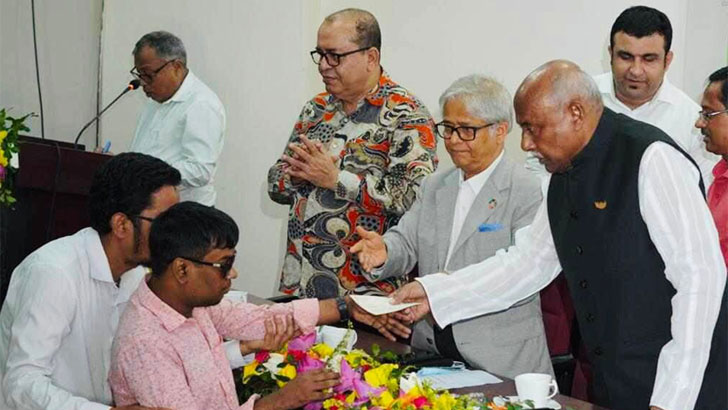 ঢাবিতে শিক্ষা অনুদান পেলেন ৫২ প্রতিবন্ধী শিক্ষার্থী