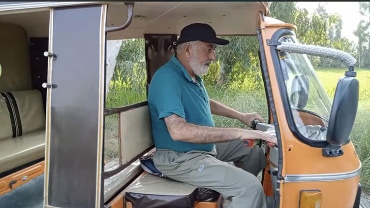 অটোরিকশা চালাচ্ছেন পাবলিক বিশ্ববিদ্যালয়ের ভিসি!