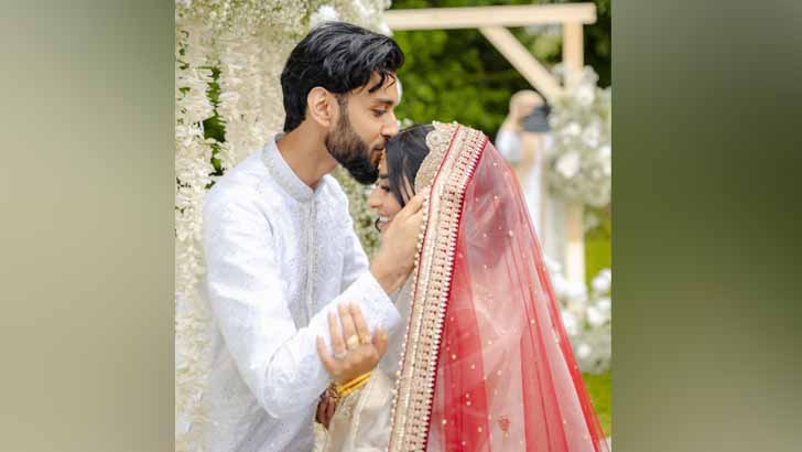 তাদের ভালোবাসার গল্প ভাইরাল